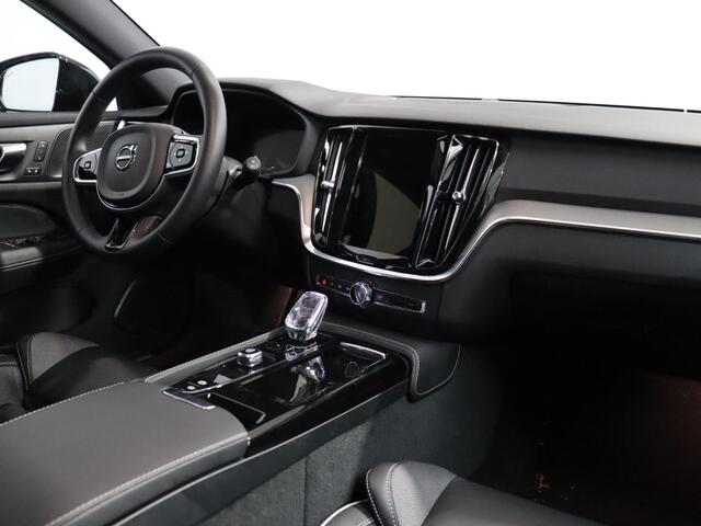 Volvo V60 T6 AWD Plug-in hybrid AWD Plus Dark / Trekhaak / Pano. dak / Harman Kardon / Achter- voor- en stuurverwarming / Contour Stoelen / 360 camera /