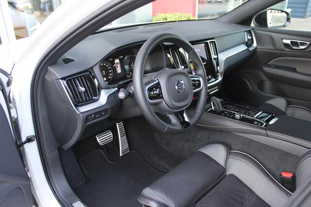 Volvo V60 2.0 T6 340PK RECHARGE AWD R-DESIGN **NIEUWSTAAT!** | ELEKTRISCH BEDIENBARE VOORSTOELEN MET GEHEUGEN OP BESTUURDERSSTOEL | 18" 5-Y SPAAKS MATT BLACK / DIAMOND CUT R-DESIGN WIELEN | HIGH PERFORMANCE SOUND HARMAN KARDON | ADAPTIVE CRUISE CONTROL | ACHTERUITR