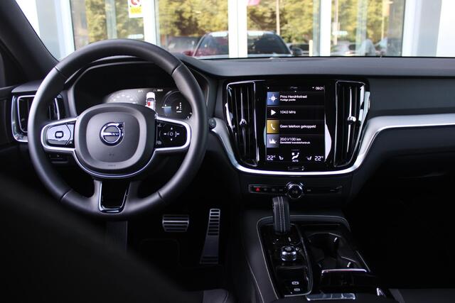 Volvo V60 2.0 T6 340PK RECHARGE AWD R-DESIGN **NIEUWSTAAT!** | ELEKTRISCH BEDIENBARE VOORSTOELEN MET GEHEUGEN OP BESTUURDERSSTOEL | 18" 5-Y SPAAKS MATT BLACK / DIAMOND CUT R-DESIGN WIELEN | HIGH PERFORMANCE SOUND HARMAN KARDON | ADAPTIVE CRUISE CONTROL | ACHTERUITR