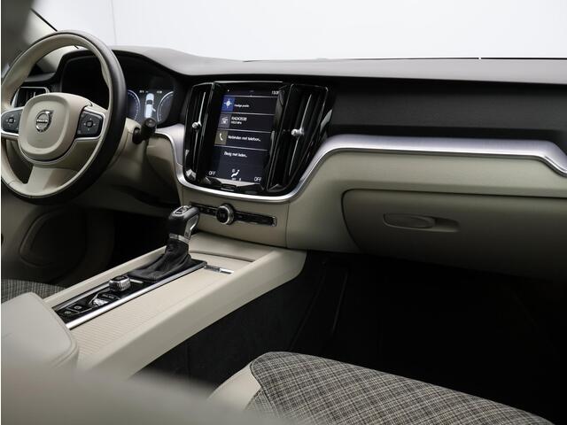 Volvo V60 2.0 T4 Momentum Pro / Trekhaak / Adapt. cruise / CarPlay / Park assist v+a+camera