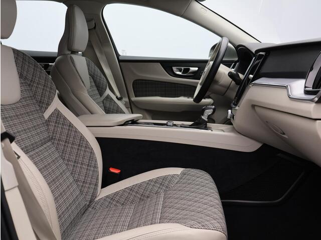 Volvo V60 2.0 T4 Momentum Pro / Trekhaak / Adapt. cruise / CarPlay / Park assist v+a+camera