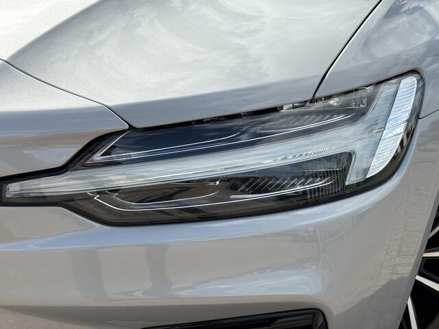 Volvo V60 2.0 T6 Plug-in hybrid AWD Plus Dark | Trekhaak | Harman/Kardon | Sport stoelen | Zwarte hemel | Long Range | Camera |