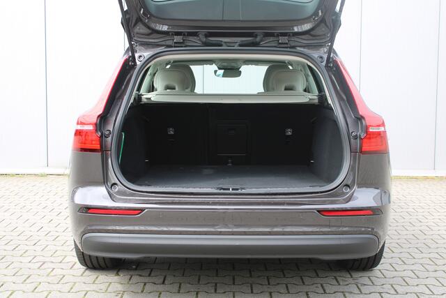 Volvo V60 B3 Essential Edition | Trekhaak | Stoelverwarming | Pilot Assist
