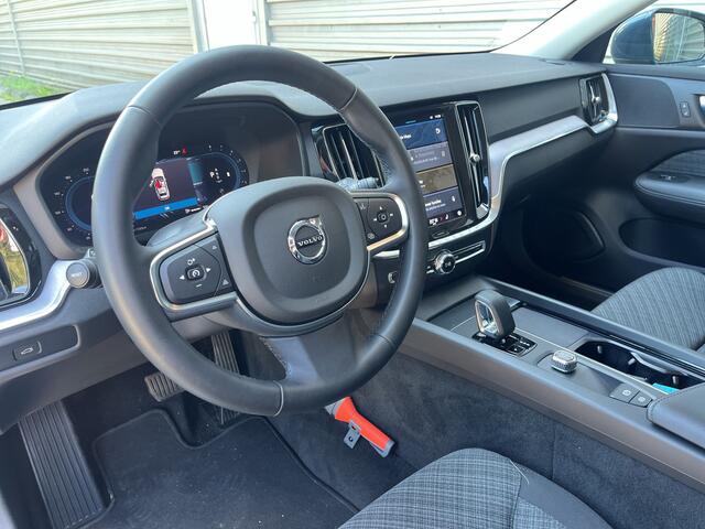 Volvo V60 2.0 B3 Essential Edition / Pack Climat / 18" 5 double spoke / Trekhaak semi elektrisch /