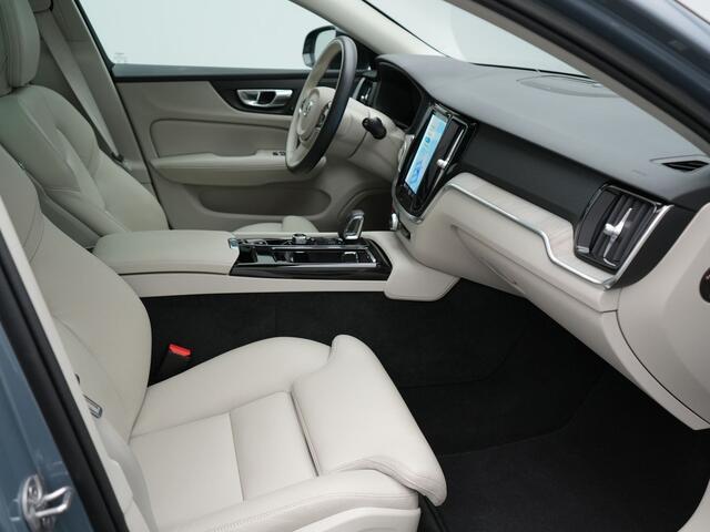 Volvo V60 T8 AWD Plus Dark Plug In Hybrid Thunder Grey 390pk Dealer O.H. Long Range PHEV | Panodak | Lederen Sportstoelen Memory | Pilot Assist | Google Assistant | Adaptive Cruise | Harman Kardon | Camera | Apple Carplay | Stoel & Stuurverwarming |