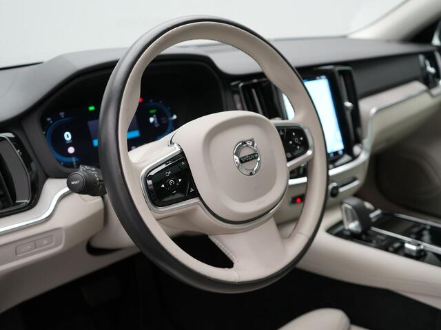 Volvo V60 T8 AWD Plus Dark Plug In Hybrid Thunder Grey 390pk Dealer O.H. Long Range PHEV | Panodak | Lederen Sportstoelen Memory | Pilot Assist | Google Assistant | Adaptive Cruise | Harman Kardon | Camera | Apple Carplay | Stoel & Stuurverwarming |