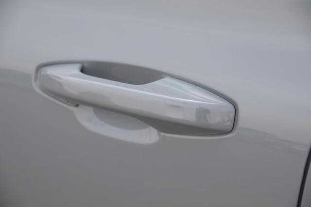 Volvo V60 T6 350PK Automaat Plus Dark / Adaptive cruise control / Elektrische stoelen / Harman Kardon audio / Trekhaak / Pilot assist / BLIS / Stoel en stuur verwarming / Elektrische achterklep / Parkeersensoren met 360 camera / Google infotainment