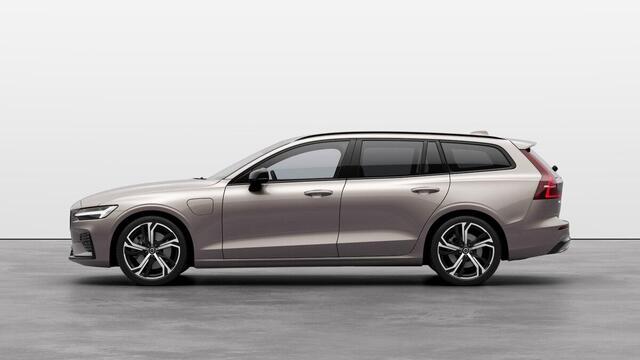 Volvo V60 2.0 T6 Plug-in hybrid AWD Plus Dark | Verwacht Nov. 2025 | Head-Up Display | 360º Camera | 19" Lichtmetalen Wielen | Premium Audio by Harman Kardon | Nappa Lederen Contourstoelen |