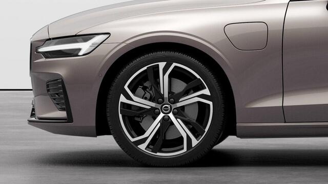 Volvo V60 2.0 T6 Plug-in hybrid AWD Plus Dark | Verwacht Nov. 2025 | Head-Up Display | 360º Camera | 19" Lichtmetalen Wielen | Premium Audio by Harman Kardon | Nappa Lederen Contourstoelen |