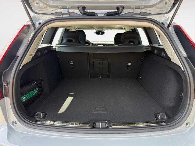 Volvo V60 2.0 T6 Plug-in hybrid AWD Essential | Stoel- en stuurwiel verwarming | Dode hoek detectie | Achteruitrijcamera |