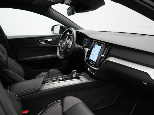 Volvo V60 B4 R-Design Automaat 198pk | Panodak | Adaptive Cruise | Camera | Lederen Sportstoelen Memory & Verwarmd | Pilot Assist | Blis | Navigatie | Stuurverwarming | Virtual | DAB |