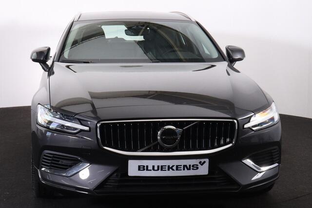 Volvo V60 T6 Plug-in hybrid AWD Essential Edition IntelliSafe Assist & Surround - Parkeercamera achter - Lederen Bekleding - Verwarmde voorstoelen, stuur & achterbank - Parkeersensoren voor & achter - Elektr. verstelbare lendesteunen - 19' LMV