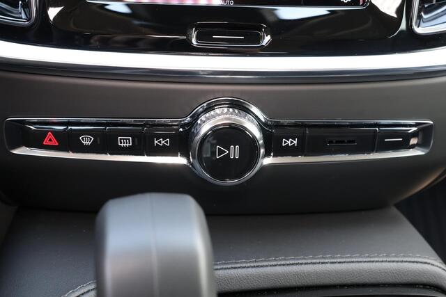 Volvo V60 T6 Plug-in hybrid AWD Essential Edition IntelliSafe Assist & Surround - Parkeercamera achter - Lederen Bekleding - Verwarmde voorstoelen, stuur & achterbank - Parkeersensoren voor & achter - Elektr. verstelbare lendesteunen - 19' LMV