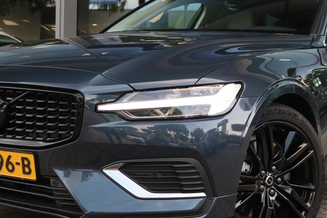 Volvo V60 2.0 T6 Plug-in hybrid AWD Essential Edition | Betreft Demo| Black Edition| 19'' Glossy Black Wielen| Adaptieve Cruise Control met Pilot Assist| Stoelverwarming voor + achter| Stuurwielverwarming| Dodehoekdetectie|