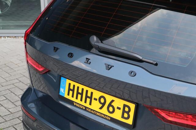 Volvo V60 2.0 T6 Plug-in hybrid AWD Essential Edition | Betreft Demo| Black Edition| 19'' Glossy Black Wielen| Adaptieve Cruise Control met Pilot Assist| Stoelverwarming voor + achter| Stuurwielverwarming| Dodehoekdetectie|