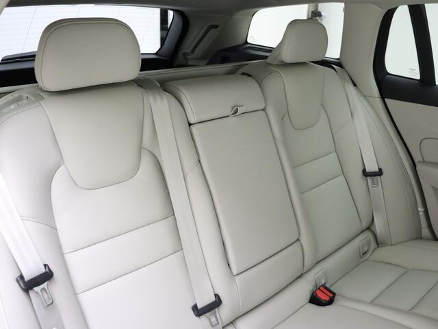 Volvo V60 T6 350pk AWD Essential Edition Bright / Blond leder / ACC / PDC V+A / Camera / Stoel/- en stuurverwarming / 19'' Velgen / Getint glas /