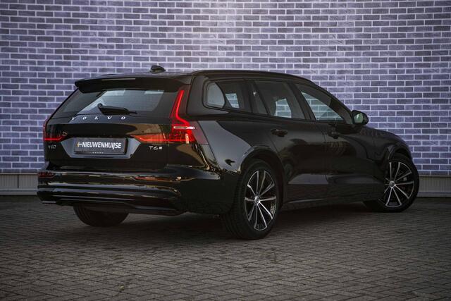 Volvo V60 2.0 T6 Plug-in hybrid AWD Plus Dark | Trekhaak | Adaptive Cruise Control | Panoramadak | 360 Camera | Harman/Kardon | Stuurverwarming | Stoelverwarming voor & achter | Power Seats | Sportstoelen |