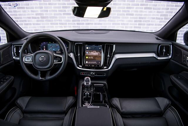 Volvo V60 2.0 T6 Plug-in hybrid AWD Plus Dark | Trekhaak | Adaptive Cruise Control | Panoramadak | 360 Camera | Harman/Kardon | Stuurverwarming | Stoelverwarming voor & achter | Power Seats | Sportstoelen |