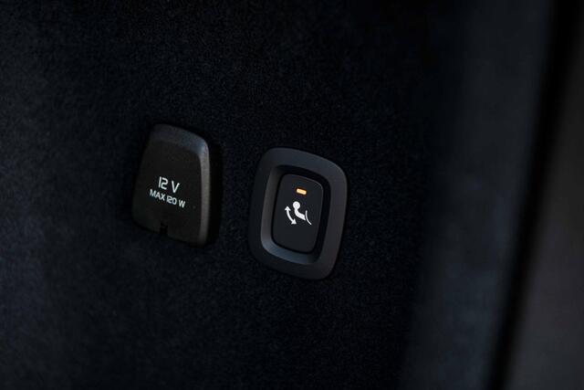 Volvo V60 2.0 T6 Plug-in hybrid AWD Plus Dark | Trekhaak | Adaptive Cruise Control | Panoramadak | 360 Camera | Harman/Kardon | Stuurverwarming | Stoelverwarming voor & achter | Power Seats | Sportstoelen |