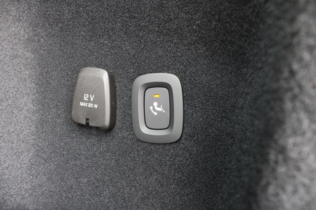 Volvo V60 2.0 T6 Plug-in hybrid AWD Plus Dark | Schuif/kanteldak | El. Trekhaak | 360 Camera | El. Stoelen met geheugen | BLIS