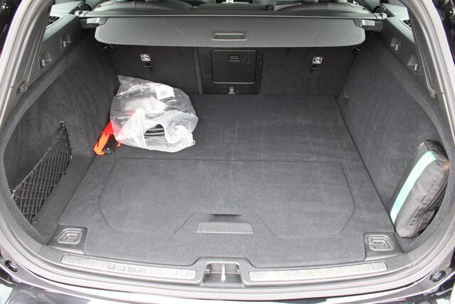 Volvo V60 2.0 T6 Plug-in hybrid AWD Plus Dark | Schuif/kanteldak | El. Trekhaak | 360 Camera | El. Stoelen met geheugen | BLIS