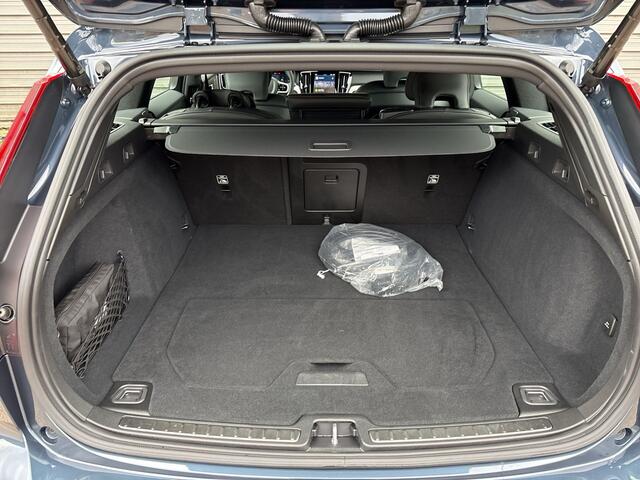 Volvo V60 T6 Plug-in hybrid AWD Plus Dark / Rondomzichtcamera / Elektr. inklapbare trekhaak / Harman/Kardon /