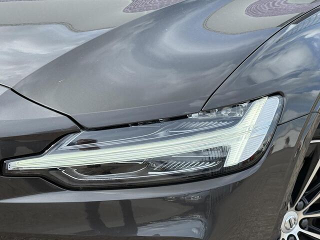 Volvo V60 2.0 T6 Plug-in hybrid AWD Plus Dark | Nieuw binnen | 360° Camera | Stoel en stuurverwarming | Trekhaak | Adaptieve cruise control | Harman/Kardon audio | BLIS dodehoekdetectie |