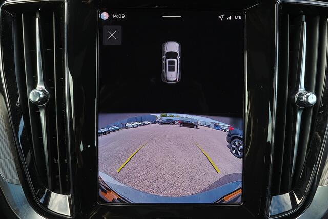 Volvo V60 T6 Plug-in hybrid AWD Plus Dark - IntelliSafe Assist & Surround - Parkeercamera achter - Verwarmde voorstoelen, stuur & achterbank - Parkeersensoren voor & achter - Elektr. bedienb. voorstoelen met geheugen - 19' LMV