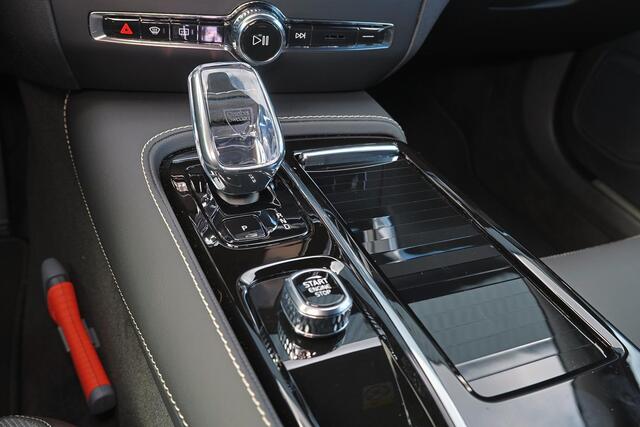 Volvo V60 T6 Recharge AWD Plus Dark - IntelliSafe Assist & Surround - 360º Camera - Harman/Kardon audio - Verwarmde voorstoelen, stuur & achterbank - Parkeersensoren voor & achter - Elektr. bedienb. voorstoelen met geheugen - Elektr. inklapbare trekhaak - 18' LMV