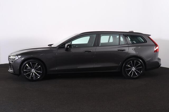 Volvo V60 T6 Recharge AWD Plus Dark - IntelliSafe Assist & Surround - 360º Camera - Harman/Kardon audio - Verwarmde voorstoelen, stuur & achterbank - Parkeersensoren voor & achter - Elektr. bedienb. voorstoelen met geheugen - Elektr. inklapbare trekhaak - 18' LMV