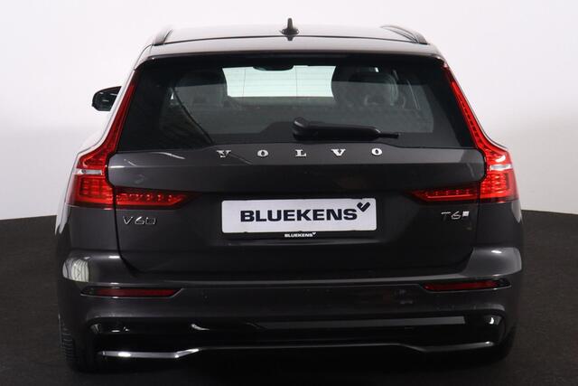 Volvo V60 T6 Recharge AWD Plus Dark - IntelliSafe Assist & Surround - 360º Camera - Harman/Kardon audio - Verwarmde voorstoelen, stuur & achterbank - Parkeersensoren voor & achter - Elektr. bedienb. voorstoelen met geheugen - Elektr. inklapbare trekhaak - 18' LMV