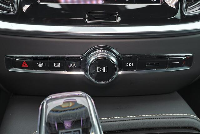 Volvo V60 T6 Recharge AWD Plus Dark - IntelliSafe Assist & Surround - 360º Camera - Harman/Kardon audio - Verwarmde voorstoelen, stuur & achterbank - Parkeersensoren voor & achter - Elektr. bedienb. voorstoelen met geheugen - Elektr. inklapbare trekhaak - 18' LMV