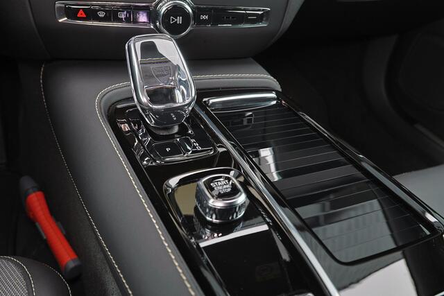 Volvo V60 T6 Recharge AWD Plus Dark - IntelliSafe Assist & Surround - 360º Camera - Harman/Kardon audio - Verwarmde voorstoelen, stuur & achterbank - Parkeersensoren voor & achter - Elektr. bedienb. voorstoelen met geheugen - Elektr. inklapbare trekhaak - 18' LMV