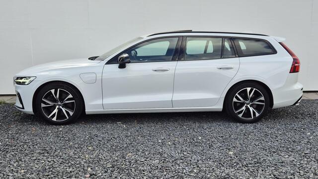 Volvo V60 2.0 T8 Recharge AWD R-Design Zeer Compleet uitgerust - Panorama dak - Trekhaak wegklapbaar - Audio Park Assist - Head Up - Lighting Pack