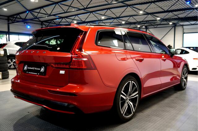 Volvo V60 2.0 T8 AWD Long Range 335kW/455pk Aut8 Plug-in hybrid Plus Dark PANORAMADAK + PILOT ASSIST + EL.TREKHAAK + STOEL-&STUURVERWARMING + MATRIX LED + ADAPT.CRUISE + KEYLESS + SPORTSTOELEN + CAMERA + PARKSENSOREN V&A + 19" LM-VELGEN!!