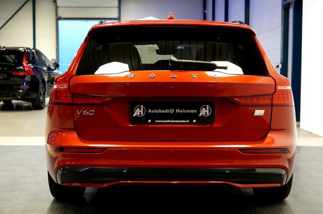 Volvo V60 2.0 T8 AWD Long Range 335kW/455pk Aut8 Plug-in hybrid Plus Dark PANORAMADAK + PILOT ASSIST + EL.TREKHAAK + STOEL-&STUURVERWARMING + MATRIX LED + ADAPT.CRUISE + KEYLESS + SPORTSTOELEN + CAMERA + PARKSENSOREN V&A + 19" LM-VELGEN!!