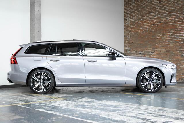 Volvo V60 T6 Plug-in hybrid AWD Plus Dark Panorama Schuif/Kanteldak | 360° Parkeercamera | Head-Up Display | Stoelverwarming | Google Infotainment | Parkeersensoren voor + achter | 19" 5-Spaaks Black / Diamond Cut velgen | Longe Range |