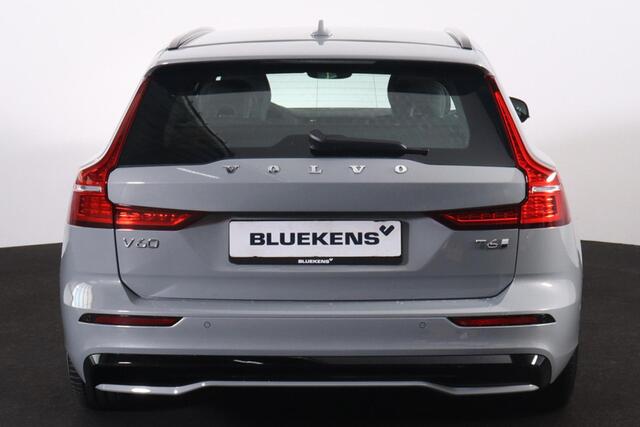 Volvo V60 T6 Recharge AWD Plus Dark - IntelliSafe Assist & Surround - 360º Camera - Harman/Kardon audio - Verwarmde voorstoelen, stuur & achterbank - Parkeersensoren voor & achter - Elektr. bedienb. voorstoelen met geheugen - Elektr. inklapbare trekhaak - 18' LMV