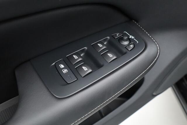 Volvo V60 T8 Recharge Ultra Dark | Bowers & Wilkins | HUD | Pano | Pilot Assist | Massage | Stoelvent.
