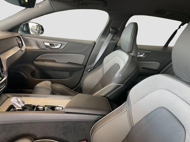 Volvo V60 2.0 B4 Plus Dark, HARMAN/KARDON, LEDER, Elektrische stoelen met geheugen . Een proefrit levert het bewijs. Neem contact op en we maken een afspraak!