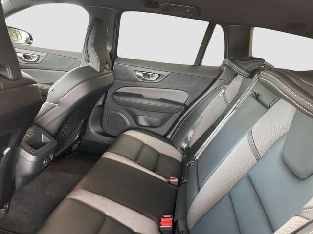 Volvo V60 2.0 B4 Plus Dark, HARMAN/KARDON, LEDER, Elektrische stoelen met geheugen . Een proefrit levert het bewijs. Neem contact op en we maken een afspraak!