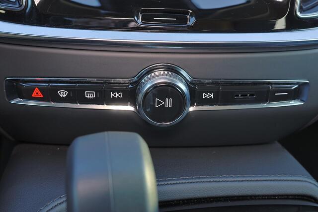 Volvo V60 T6 Recharge AWD Plus Dark - LONG RANGE - IntelliSafe Assist & Surround - 360º Camera - Harman/Kardon audio - Adaptieve LED koplampen - Verwarmde voorstoelen, stuur & achterbank - Parkeersensoren voor & achter - Elektr. bedienb. voorstoelen met geheugen -