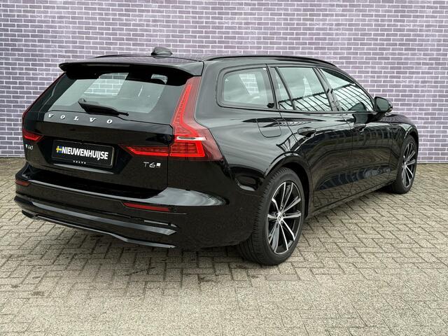 Volvo V60 2.0 T6 Plug-in hybrid AWD Plus Dark | Nieuw Binnen | Trekhaak | Adaptive Cruise Control | Panoramadak | 360 Camera | Harman/Kardon | Stuurverwarming | Stoelverwarming voor & achter | Power Seats | Sportstoelen |