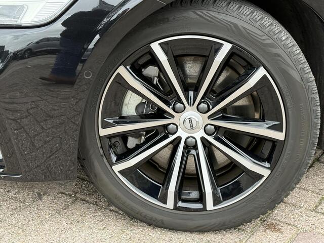 Volvo V60 2.0 T6 Plug-in hybrid AWD Plus Dark | Nieuw Binnen | Trekhaak | Adaptive Cruise Control | Panoramadak | 360 Camera | Harman/Kardon | Stuurverwarming | Stoelverwarming voor & achter | Power Seats | Sportstoelen |