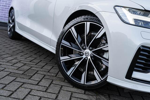 Volvo V60 T6 Recharge AWD Ultra Dark | Styling Kit | Sport Pack | Sportstoelen | Head-Up Display | Schuif-/Kanteldak | Getint Glas | Dodehoekdetectie | Harman Kardon Audio | Stuur-/Stoelverwarming Voor + Achter | Elek. Achterklep | 20" LM | | Google | Longe Range