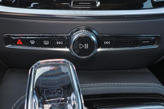 Volvo V60 T8 Recharge AWD Ultimate Dark - Panorama/schuifdak - IntelliSafe Assist & Surround - 360º Camera - Bowers & Wilkins audio - Adaptieve LED koplampen - Verwarmde voorstoelen, stuur & achterbank - Parkeersensoren voor & achter - Elektr. bedienb. voorstoelen