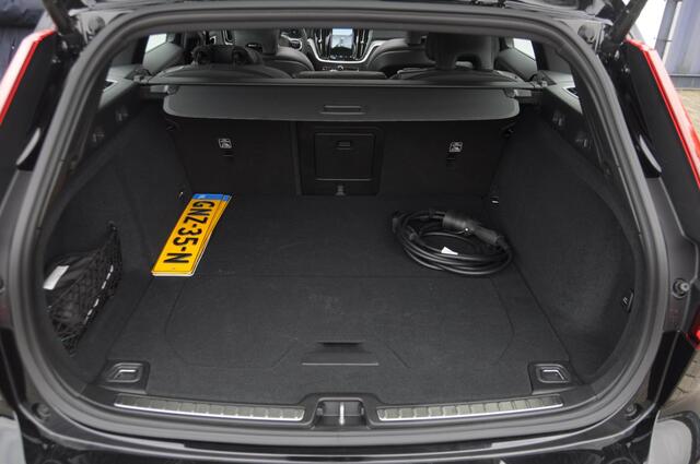 Volvo V60 T6 350PK Automaat AWD Plus Dark / Adaptive cruise control / Elektrische stoelen / Harman Kardon audio / Trekhaak / Pilot assist / BLIS / Stoel en stuur verwarming / Elektrische achterklep / Parkeersensoren met 360 camera / Google infotainment