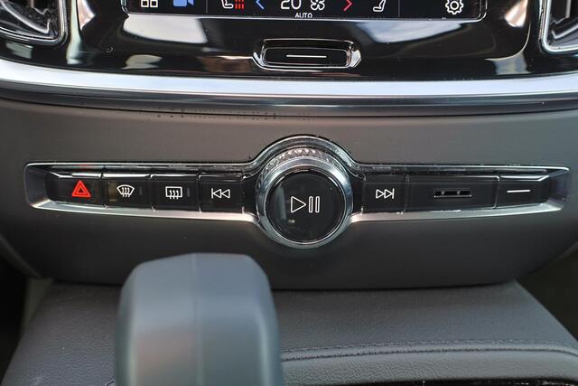 Volvo V60 T6 Recharge AWD Plus Dark - LONG RANGE - IntelliSafe Assist & Surround - 360º Camera - Harman/Kardon audio - Adaptieve LED koplampen - Verwarmde voorstoelen, stuur & achterbank - Parkeersensoren voor & achter - Elektr. bedienb. voorstoelen met geheugen -