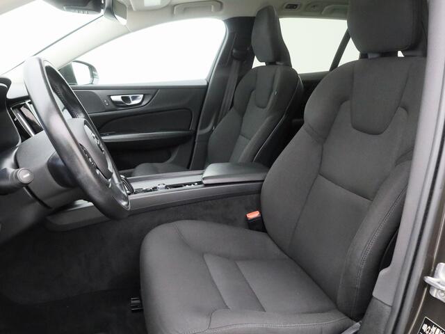 Volvo V60 2.0 B3 Momentum | PANO | CAMERA | ADAPTIVE | STOEL- EN STUURVERW. | TREKHAAK