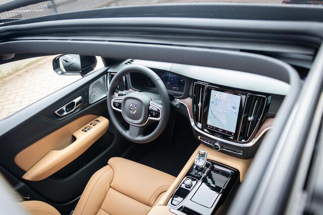 Volvo V60 T6 Plug-in hybrid AWD Ultra Dark | Adaptieve Cruise Control | Bowers & Wilkins Audio | Stoelventilatie + Massage | 360 Camera | Head-Up Display | 19 Inch Lichtmetalen Velgen